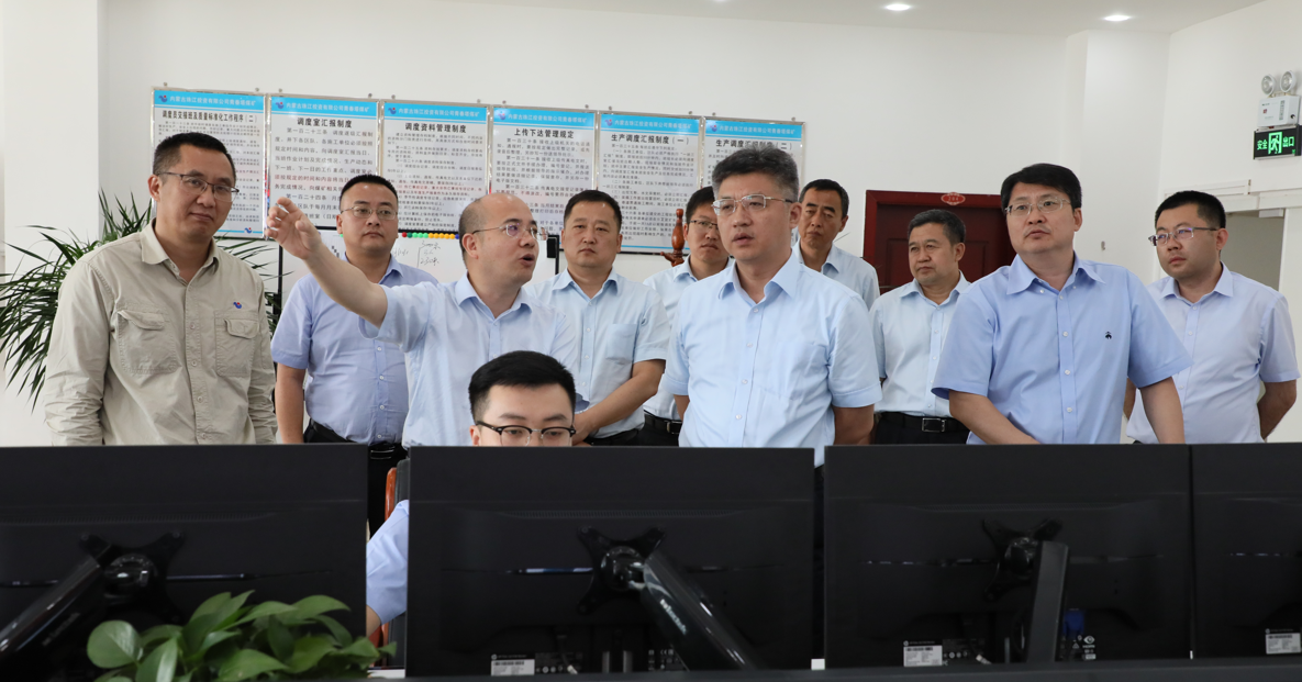 參觀青春塔煤礦調(diào)度室.png