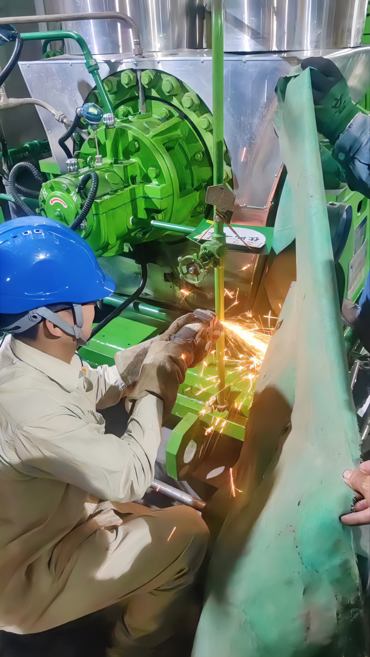 設(shè)備部汽機(jī)專業(yè)頂著34℃高溫下進(jìn)行主廠房#1機(jī)組前置泵排空閥內(nèi)漏缺陷處理，為發(fā)電機(jī)組迎峰度夏期間穩(wěn)定運(yùn)行保駕護(hù)航 (2).jpg